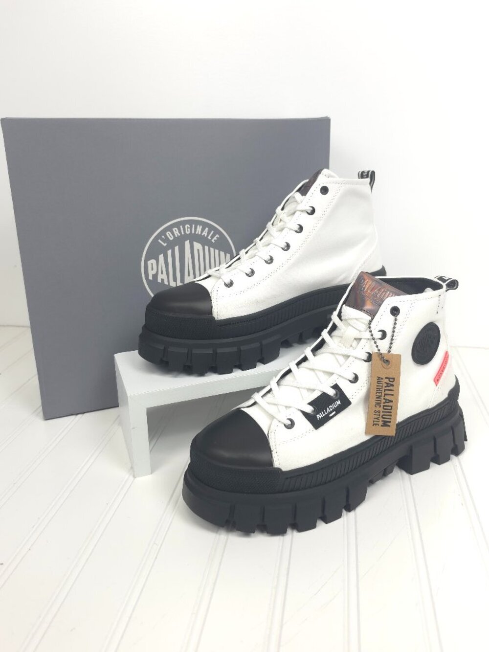 NIB Women's Palladium Revolt Hi TX Round Toe Hiking Booties Size 9